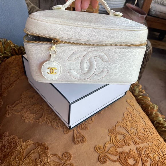 CHANEL Cream Vanity Case - Picture 1 of 16
